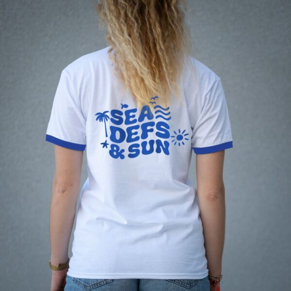 T-shirt Sea Defs & Sun blanc et bleu – Image 2