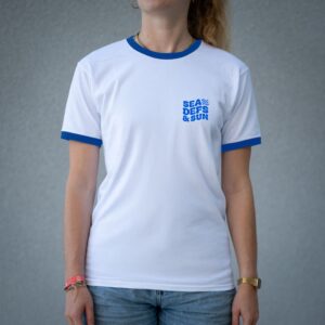 T-shirt Sea Defs & Sun blanc et bleu
