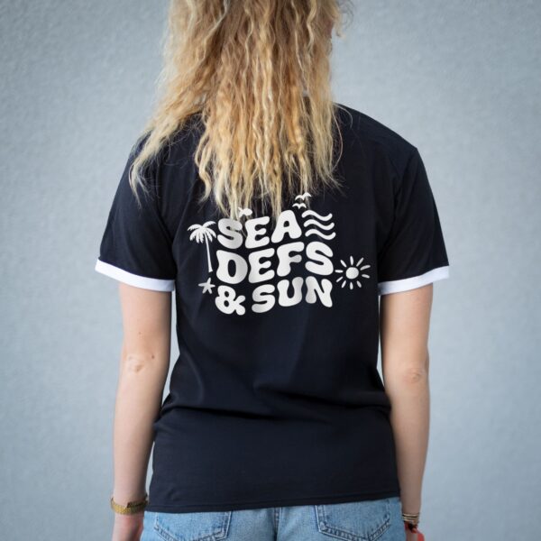 T-shirt Sea Defs & Sun noir et blanc – Image 2